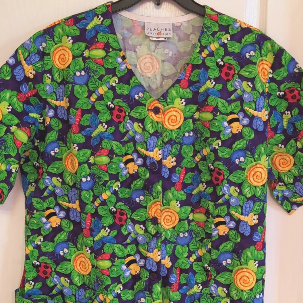 🐞 PEACHES Button Front Nursing Medical Scrub Top.Lady Bug. Bee. Butterfly. - Picture 3 of 16